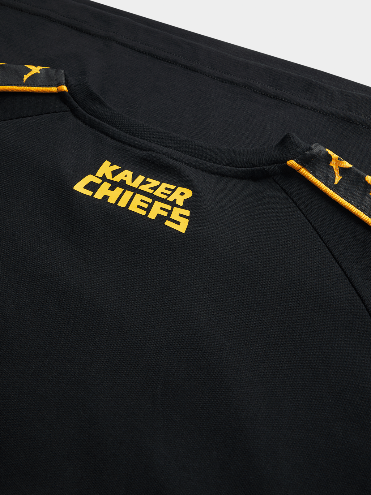 Kappa Men&#39;s Kaizer Chiefs 222 Banda Coena Slim-Fit Black Cotton Tee