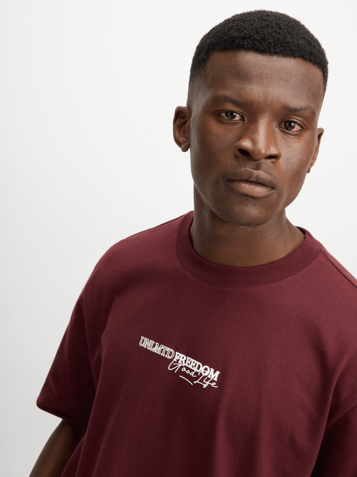 Men&#39;s Stylish Maroon Graphic Tee: Premium Cotton Comfort, Short Sleeve Casual Top