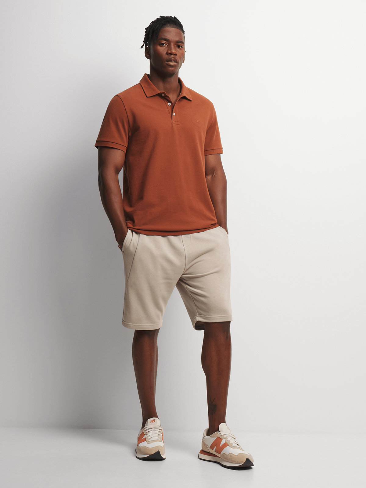 Men&#39;s Pique Tobacco Brown Golfer Shirt: Breathable Cotton, Regular Fit, Short Sleeve