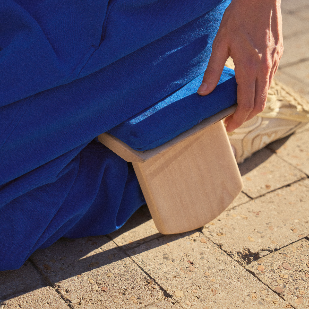 Ergonomic Lilac Birch Wood Meditation Bench: Spine Support &amp; Comfort Cushion